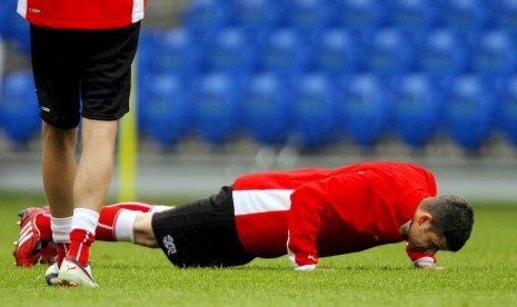 Push-up sebelum bermain bola.