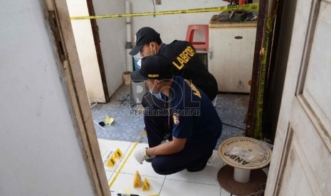 Puslabfor melakukan olah TKP industri sabu rumahan berkedok warung internet (warnet) di Jalan Jelambar Utama Sakti, Jakarta Barat, Kamis (19/11).   (Republika/Yasin Habibi)