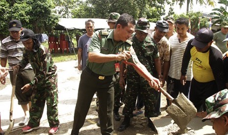  Puspen TNI menggelar Karya Bhakti di Wilayah Cileungsi, tepatnya Perumahan Griya Alam Sentosa, Kelurahan Pasir Angin, Kabupaten Bogor, Provinsi Jawa Barat, Ahad (10/4).  (foto : dok. Puspen TNI)