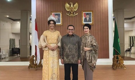 Puteri Indonesia 2017 Bunga Jelitha (kiri) mengenakan jumputan Gambo Muba bersama Bupati Musi Banyuasin (Muba) Dodi Reza Alex dan Ketua Tim Penggerak PKK Muba Thia Yufada. 