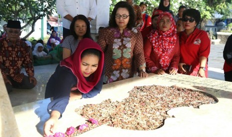 Puti Guntur Soekarno berziarah ke makam WR Soepratman