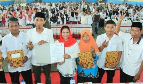 Puti Guntur Soekarno saat menandatangani kontrak politik dengan Guru Tidak Tetap/Pegawai Tidak Tetap di Lamongan.