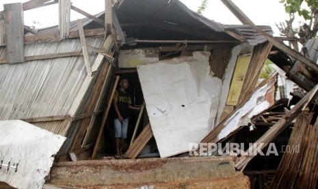 Rumah rusak akibat terjangan angin ribut di Kota Kupang, NTT.