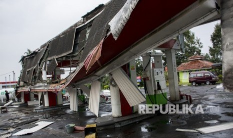 Puting Beliung di Sukabumi. Angin puting beliung menerjang lima desa Sukabumi usai hujan disertai angin kencang.