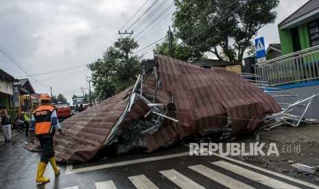 Dampak angin puting beliung di Sukabumi (ilustrasi). Hujan deras dan angin kencang di Sukabumi memicu terjadinya longsor dan angin puting beliung.