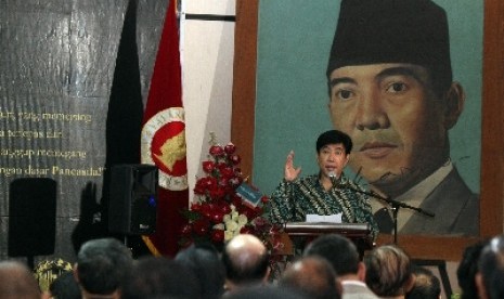 Putra bungsu Bung Karno, Guruh Soekarno putra memberikan sambutan dalam peringatan hari lahir Bung Karno, di Gedung Proklamasi, Jakarta, Kamis (6/6).