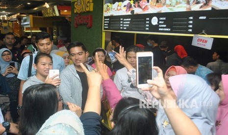 Kaesang Pangarep (tengah) dikerumuni pengunjung saat pembukaan gerai Sang Pisang di Botani Square, Kota Bogor. (Ilustrasi)