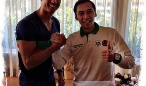 Putra bungsu Presiden Susilo Bambang Yudhoyono (SBY) Edhie Baskoro foto 'narsis' bareng Cristiano Ronaldo.