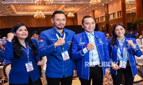 Putra dari Ketua Umum Partai Demokrat, Susilo Bambang Yudhoyono, Agus Harimurti Yudhoyono (kedua kiri) didampingi istri Annisa Pohan (kiri), Edhie Baskoro Yudhoyono (kedua kanan) dan istri Siti Rubi Aliya Rajasa (kanan) berpose disela-sela pembukaan Kongres V Partai Demokrat di Jakarta, Ahad (15/3/2020).(Antara/M Risyal Hidayat)