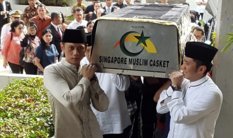 Putra Ibu Negara 2004-2014 Ani Yudhoyono, Agus Harimurti Yudhoyono (kiri) dan Edhie Baskoro Yudhoyono memanggul keranda jenazah Ibunda untuk dimandikan di KBRI Singapura, Sabtu (1/6/2019). I