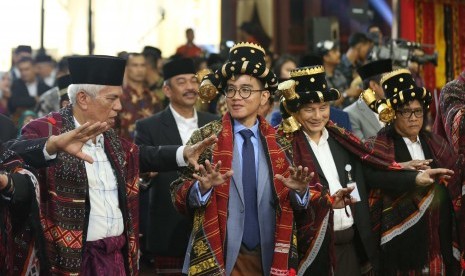 Putra Joko Widodo, Gibran Rakabuming melakukan Manortor ketika mengikuti ritual adat Mangalo-alo Mora pada ngunduh mantu resepsi pernikahannya di Medan, Sumatera Utara, Jumat (24/11).