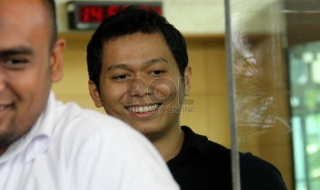   Putra Ketua Majelis Syuro Partai Keadilan Sejahtera Hilmi Aminuddin, Ridwan Hakim usai menjalani pemeriksaan di Gedung Komisi Pemberantasan Korupsi (KPK), Jakarta, Senin (25/2).   (Republika/Yasin Habibi)