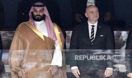 Putra Mahkota Arab Saudi Mohammed bin Salman (kiri) dan Presiden FIFA Gianni Infantino.