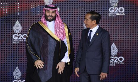  Putra Mahkota Arab Saudi Mohammed bin Salman (kiri)  bersama Presiden Joko Widodo. Presiden mengajak Saudi bersama-sama menghentikan eskalasi serangan di Palestina. (ilustrasi)