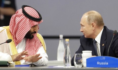  Putra Mahkota Arab Saudi Pangeran Mohammed bin Salman (MBS) berbincang dengan Presiden Rusia Vladimir Putin (kanan).