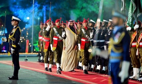 Putra mahkota Arab Saudi Pangeran Mohammed bin Salman (tengah) dalam kunjungannya ke Islamabad, Pakistan, Ahad (17/1).