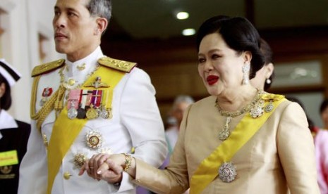 Putra Mahkota Maha Vajiralongkorn (kiri) bersama ibunda Ratu Sirikit. 