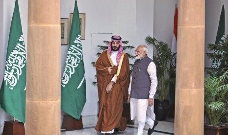 Putra Mahkota Saudi Mohammed bin Salman bersama Perdana Menteri India Narendra Modi di New Delhi, India, Rabu (20/2). 