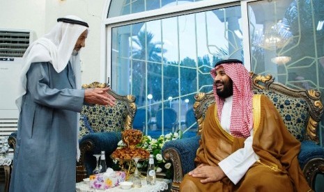 Putra Mahkota Saudi Muhammad bin Salman berbincang dengan warga Qassim