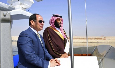 Putra Mahkota Saudi Pangeran Mohammed bin Salman saat berkunjung ke Mesir dan disambut Presiden Mesir Abdel Fattah el-Sisi.