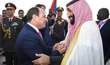 Putra Mahkota Saudi Pangeran Mohammed bin Salman saat berkunjung ke Mesir dan disambut Presiden Mesir Abdel Fattah el-Sisi. 