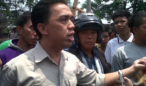 Putra pemilik lahan di Jl.I Gusti Ngurah Rai, Jakarta Timur, Ahmad Saughi protes karena lahannya hendak digusur, Rabu (9/10)