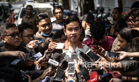 Putra Presiden Joko Widodo, Gibran Rakabuming Raka (tengah) didampingi Sekjen PDIP Hasto Kristiyanto (kiri) menjawab pertanyaan wartawan seusai melakukan pertemuan tertutup dengan Ketum PDIP Megawati Soekarnoputri di kediaman Megawati di Jalan Teuku Umar, Menteng, Jakarta, Kamis (24/10/2019). 