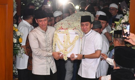 Putra Presiden ke-6 RI Susilo Bambang Yudhoyono, Agus Yudhoyono (kiri) dan Edhie Baskoro Yudhoyono (kanan) mengangkut peti jenazah Ibu Ani Yudhoyono setibanya di rumah duka, Cikeas, Bogor, Jawa Barat, Sabtu (1/6).