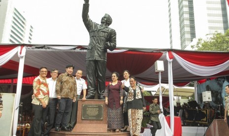 Putra-putri Presiden Sukarno, Presiden ke-5 RI Megawati Soekarnoputri (ketiga kanan), Sukmawati Soekarnoputri (kanan), dan Guruh Soekarnoputra (ketiga kiri), bersama Menkumham Yasonna Laoly (kedua kiri), Menko PMK Puan Maharani (kedua kanan). Plt Gubernur DKI Jakarta Djarot Saiful Hidayat (kiri), dan Gubernur Lemhanas Agus Widjojo (keempat kiri) berpose bersama saat peresmian patung Presiden Sukarno di halaman kantor Lemhanas, Jakarta, Rabu (24/5). Patung tersebut merupakan bentuk penghargaan terhadap jasa Sang Proklamator sebagai salah satu pendiri bangsa Indonesia. 