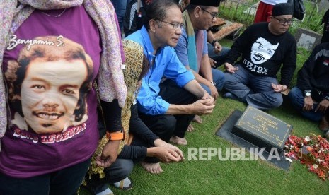 Putra seniman Benyamin Sueb, Biem Benyamin (kedua kiri) dan mantan Menko Maritim Rizal Ramli (kiri) berziarah ke makam Benyamin S dalam rangka haul Benyamin ke-21 di TPU Karet Bivak, Jakarta, Senin (5/9).