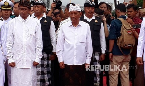 Putra sulung I Gusti Ngurah Rai, I Gusti Ngurah Gede Yudana (foto tengah) ikut menghadiri proses melaspas - upacara pembersihan dan penyucian KRI I Gusti Ngurah Rai-332 - di Dermaga Timur, Pelabuhan Benoa, Rabu (10/1). 