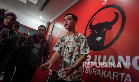 Putra sulung Presiden Joko Widodo, Gibran Rakabuming Raka (kanan) bersiap memberikan keterangan pers usai menyerahkan berkas pendaftaran anggota PDI Perjuangan di kantor DPC PDI Perjuangan, Solo, Jawa Tengah, Senin (23/9/2019). 