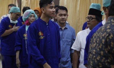 Putra sulung Presiden Joko Widodo, Gibran Rakabuming Raka (ketiga kiri) berjalan bersama tim dokter Rumah Sakit PKU Muhammadiyah Solo seusai memberikan keterangan pers mengenai kelahiran cucu ketiga presiden di RS PKU Muhammadiyah, Solo, Jawa Tengah, Jumat (15/11/2019).