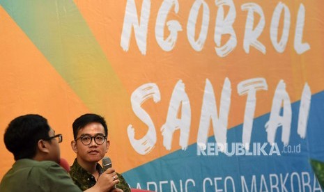 Putra Sulung Presiden Joko Widodo yang juga CEO Markobar, Gibran Rakabuming (kanan) berbincang dengan dosen Fakultas Industri Kreatif Universitas Surabaya, Guguh Sujatmiko (kiri) ketika Ngobrol Santai di Universitas Surabaya (Ubaya) Surabaya, Jawa Timur, Sabtu (28/4).