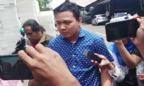 Putra sulung Wali Kota Surabaya Tri Rismaharini, Fuad Bernardi diperiksa di Subdit IV Tipidter Ditreskrimsus Polda Jatim, Selasa (26/3). Fuad diperiksa sebagai saksi untuk pendalaman kasus Jalan Raya Gubeng yang ambles beberapa waktu lalu.