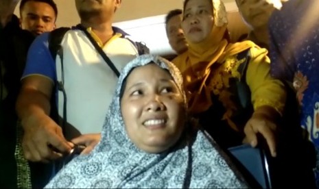 Putri (30) korban luka parah tragedi Wamena tiba di Bandara Internasional Minangkabau (BIM), Kamis (10/10), berniat melanjutkan hidup di kampung halaman di Kabupaten Pesisir Selatan, Sumbar selamanya setelah suami dan anaknya meninggal di Wamena.