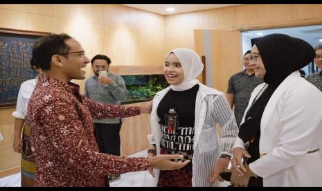 Putri Ariani (kanan) bertemu dengan Menteri Pendidikan, Kebudayaan, Riset, dan Teknologi (Mendikbudristek), Nadiem Anwar Makarim. Dalam kesempatan itu, Nadiem menghadiahi Putri Beasiswa Indonesia Maju (BIM) untuk bisa sekolah di The Julliard School.