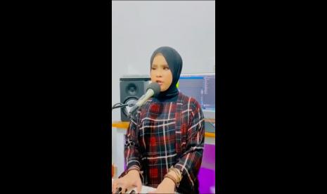  Putri Ariani saat mendendangkan sholawat.