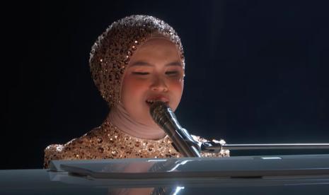 Putri Ariani saat tampil di AGT pada Rabu (6/9/2023). Juri AGT, SImon Cowell, mengungkapkan alasan U2 mengizinkan Putri Ariani menyanyikan lagu mereka di AGT.