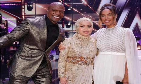 Putri Ariani (tengah) berfoto bersama Leona Lewis (kanan) dan host AGT 2023 Terry Crews (kiri).