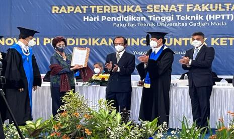 Putri bungsu Prof Rosseno Soerjohadikoesoemo, Damiyanti Roosseno (kedua kiri), menerima penghargaan Herman Johannes Award dari Ketua Keluarga Alumni Fakultas Teknik Universitas Gajah Mada (Katgama) Agus Priyatno (ketiga kanan) yang disaksikan oleh Pimpinan dan Civitas Akademika FT UGM serta perwakilan Keluarga di Gedung ERIC FT UGM, Yogyakarta, Kamis (17/2/2022)