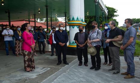 Putri bungsu Sri Sultan Hamengku Buwono X, Gusti Kanjeng Ratu Bendoro (kiri) menyambut kadatangan Dirjen Pengendalian dan Pencemaran Kerusakan Lingkungan KLHK Sigit Reliantoro (tengah) bersama rombongan delegasi forum EDM-CSWG G20 di Kraton Yogyakarta, DI Yogyakarta, Kamis (24/3/2022). Kunjungan wisata peserta forum EDM-CSWG G20 Indonesia 2022 tersebut untuk mengenalkan sejarah Keraton Yogyakarta.