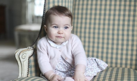 Putri Charlotte berpose dalam jepretan ibunya, Duchess of Cambridge.