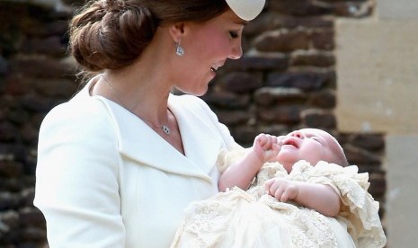 Putri Charlotte dalam dekapan ibunya, Kate Middleton.