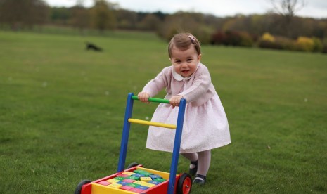 Putri Charlotte dalam jepretan terbaru sang ibu, Kate Middleton. Foto yang dirilis Istana Kensington dirilis deket dengan ulang tahun pertama Putri Charlotte.