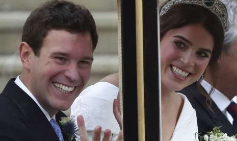 Putri Eugenie dari York dan suaminya Jack Brooksbank usai upacara pernikahan di St George's Chapel, Windsor Castle, Inggris, Jumat (12/10).