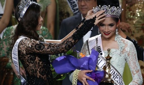 Putri Indonesia 2015 Anindya Kusuma Putri saat mendapatkan mahkotanya dari Miss Universe Paulina Vega