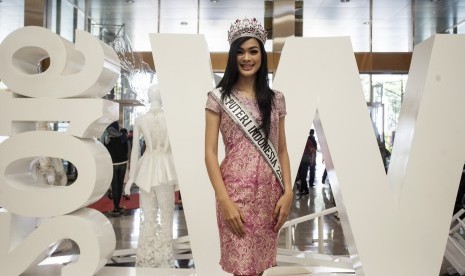 Putri Indonesia 2016 Kezia Roslin Cikita Warouw berpose saat hadir dalam acara Indonesia Fashion Week 2016 di Jakarta Convention Center, Jakarta, Kamis (10/3).