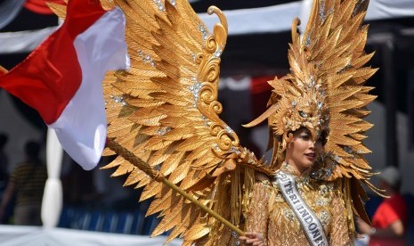 Putri Indonesia 2017 Bunga Jelitha Ibrani mengenakan kostum Garuda Emas saat tampil di Jember Fashion Carnaval (JFC) ke-16 di Jember, Jawa Timur, Ahad (13/8).