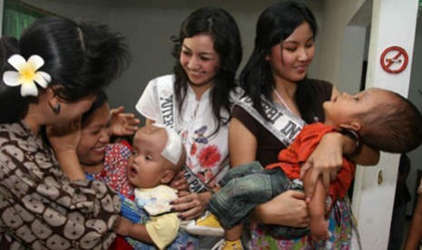 Putri Indonesia bersama pasien anak hidrocephalus yang mendapat bantuan operasi dari yayasan milik Anne Avantie, Wisma Kasih Bunda